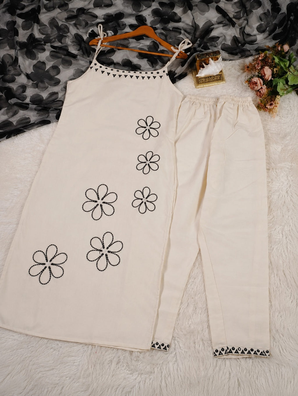 Women Floral Embroidered Regular Thread Work Kurta with Trousers & With Dupatta