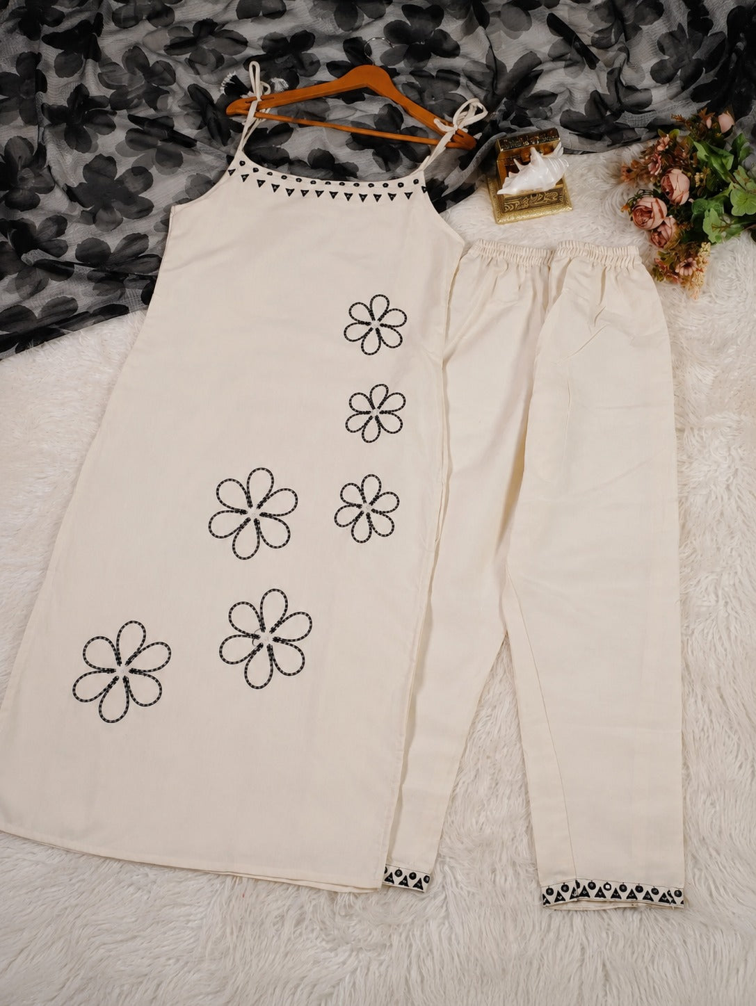 Women Floral Embroidered Regular Thread Work Kurta with Trousers & With Dupatta