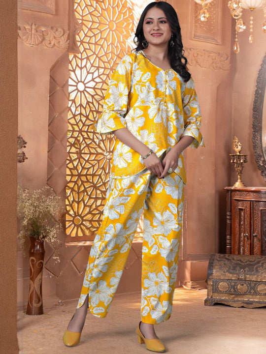 Women Floral Printed Cotton Kurta with Trousers